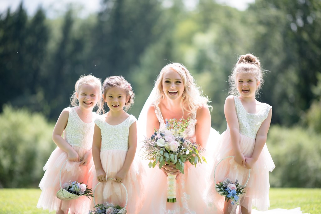 Braut mit drei Blumenkindern