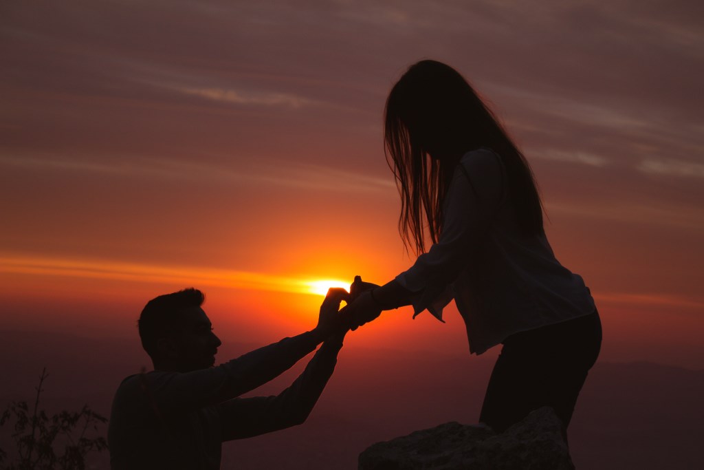 Romantischer Heiratsantrag bei Sonnenuntergang