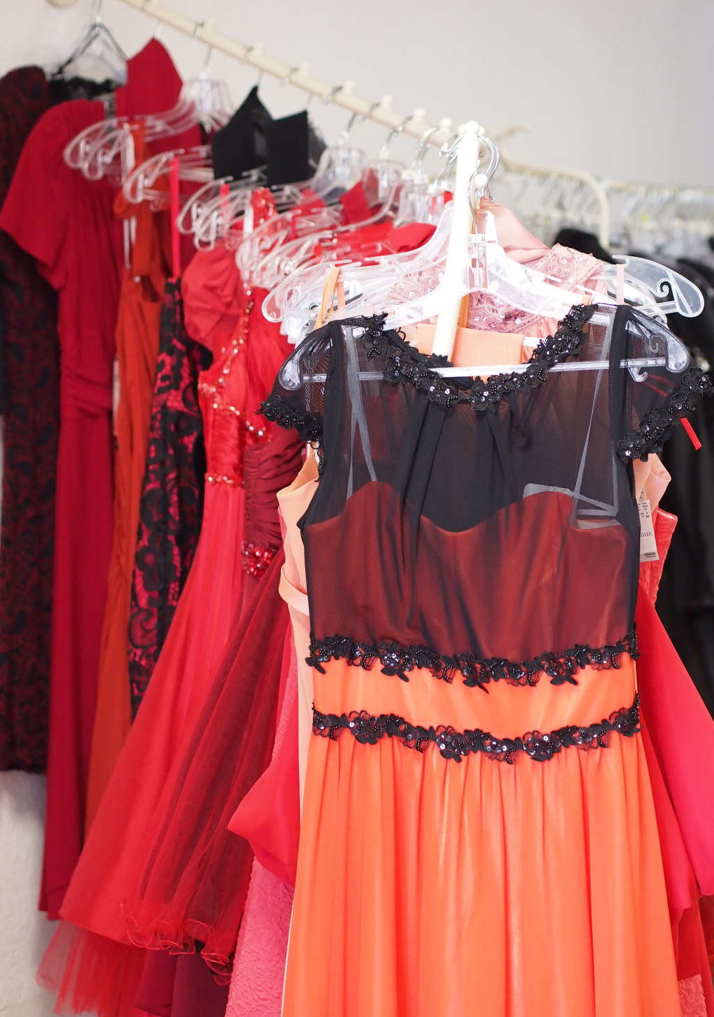rote Festkleider