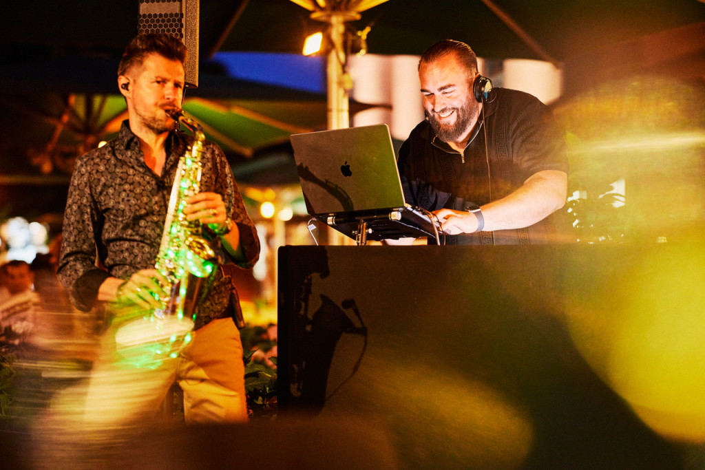 Hochzeits-DJ Christian Spreen alias DJ SIX am Mischpult mit Saxophonisten
